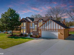 2349 Hidden Trail Dr, Sterling Heights, MI 48314