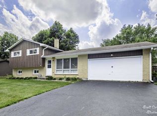 6109 Sands Rd, Crystal Lake, IL 60014