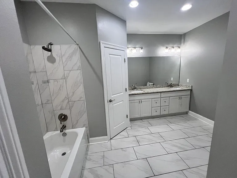 504 E Magee St — Photo 18