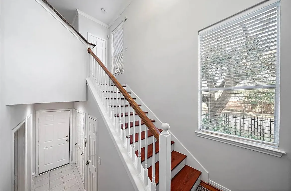 3 bed, 1980 sqft, $2,600 — Photo 3