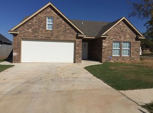 701 Little River Cir, Moore, OK 73160