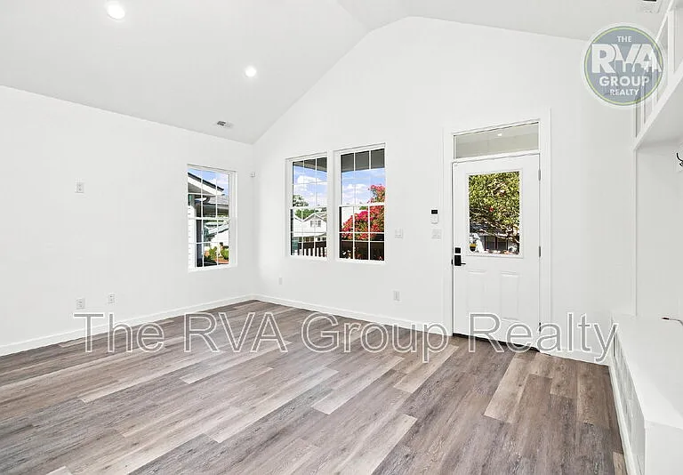 1609 Rogers St — Photo 3