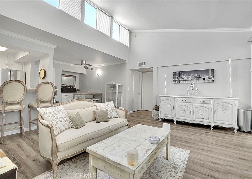 1st image of 5325 Newcastle Ave Unit 315
