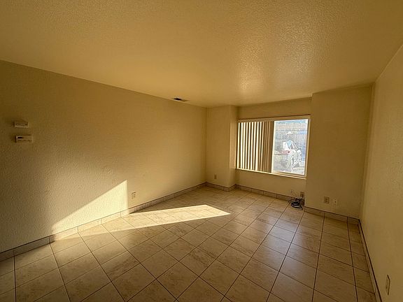 5th image of 2942 Sierra St #109