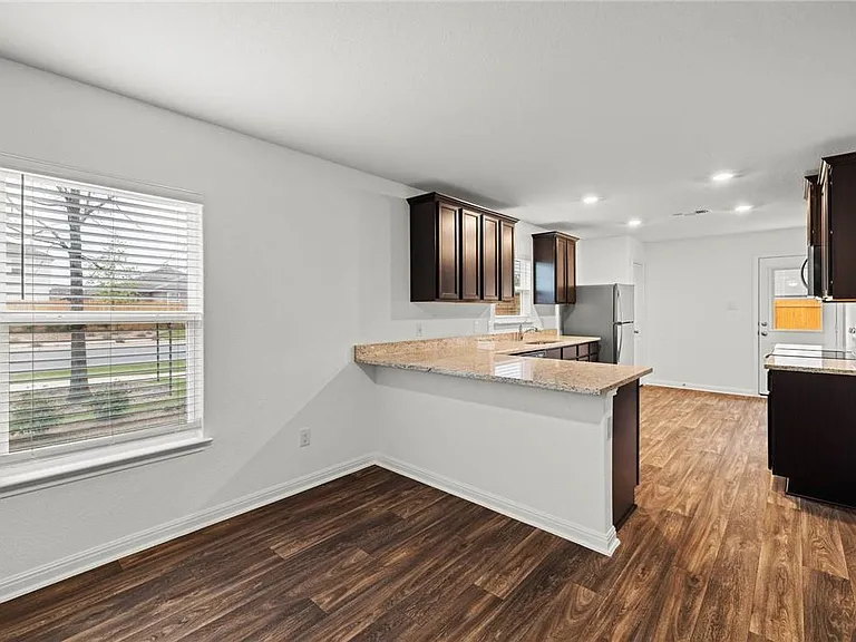 101 Fairfax Ln — Photo 5