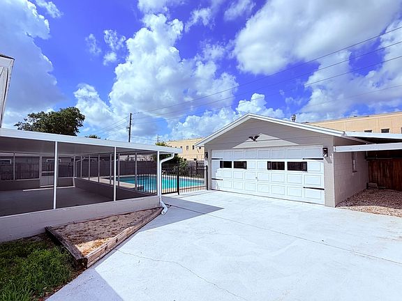 5th image of 6 Carriage Hill Cir
