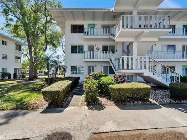 8454 111th St APT 201, Seminole, FL 33772