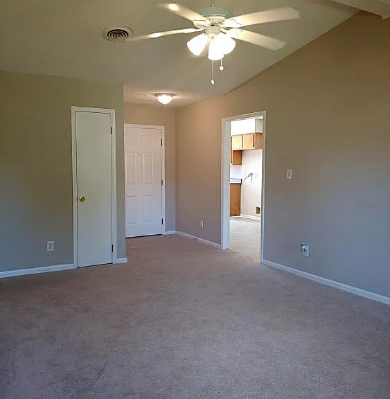 102 Pelham Dr — Photo 5