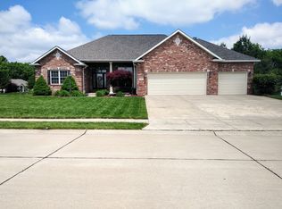 11 Westview Dr, Maryville, IL 62062