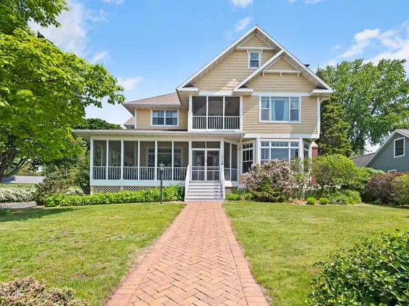 1006 Memorial Dr, Sturgeon Bay, WI 54235