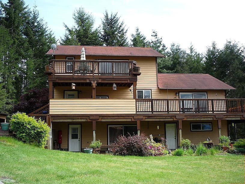 2800SF, 2 story home with a finished basement on 5.1 acres!