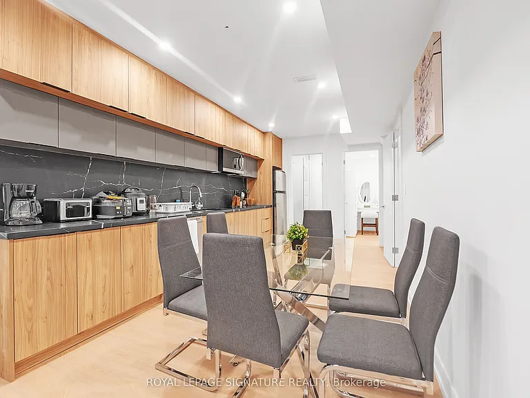 31 Edinburgh Dr — Photo 2