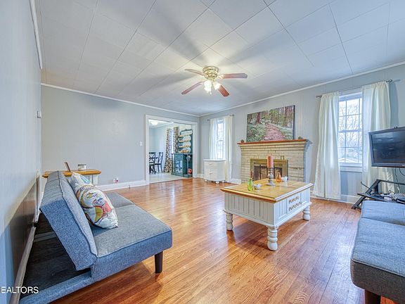 5th image of 910 N C St
