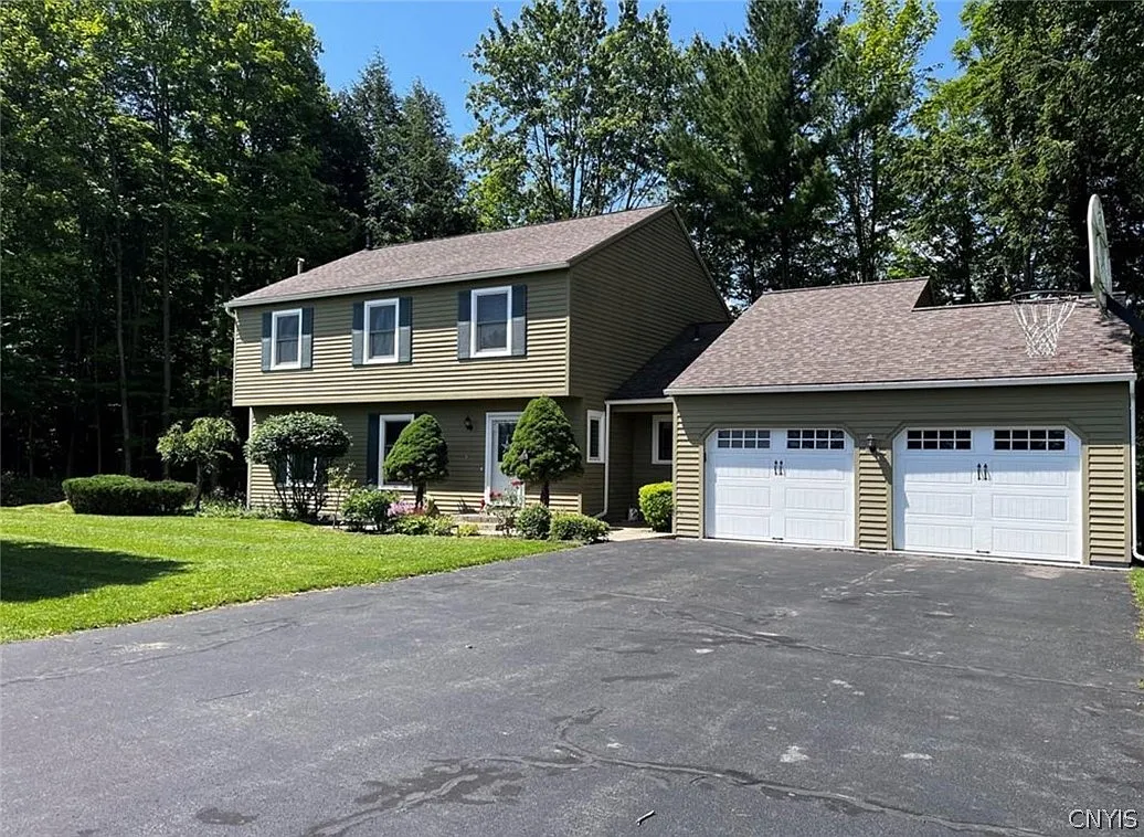4 bed, 3.5 bath, 3138 sqft, $3,400 — Photo 1