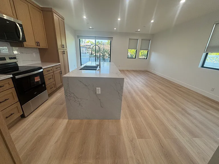 4670 Lakeview Ave — Photo 4
