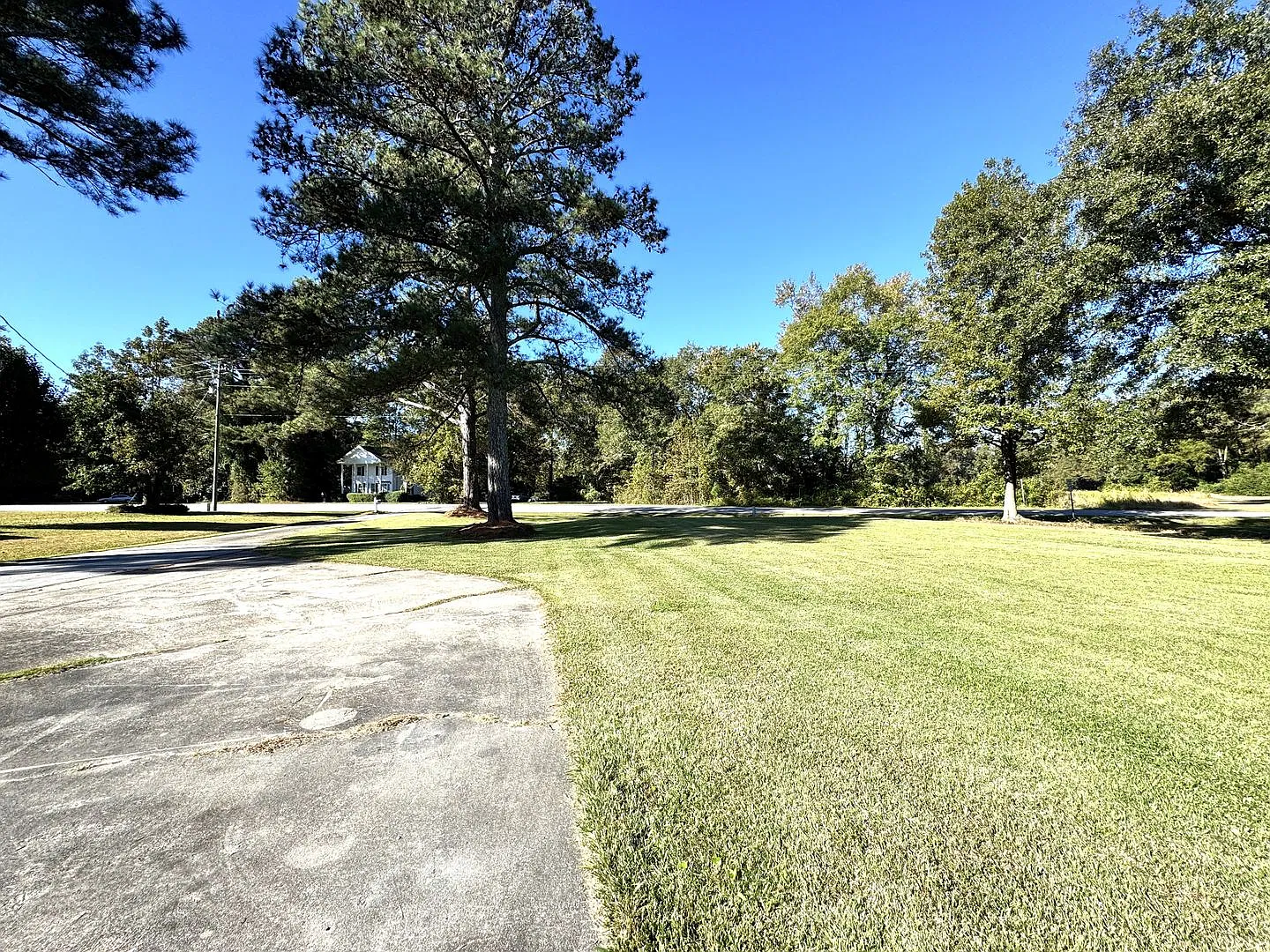 Beautiful Brick Home with Utilities & Lawn Care Included — Photo 2