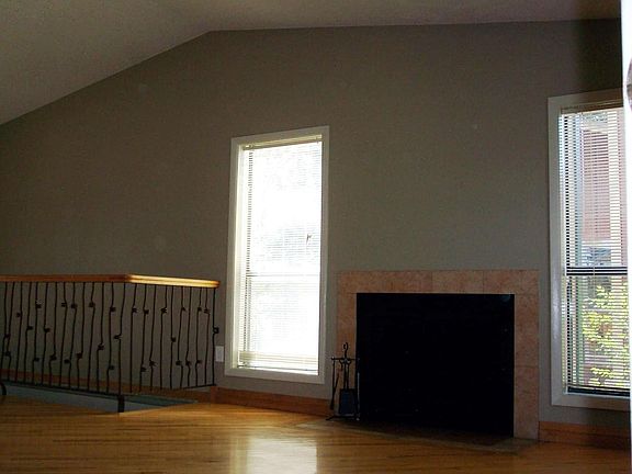 Vaulted great room w/ fireplace