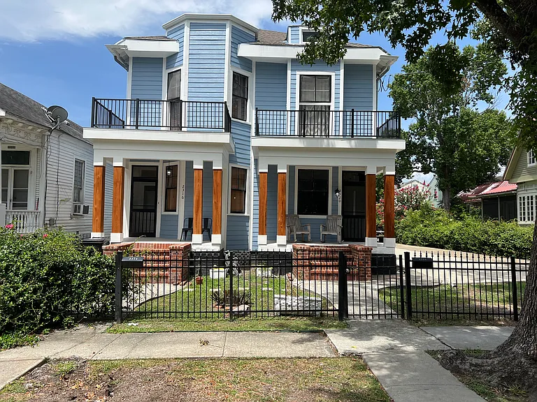 2320 Marengo St — Photo 1