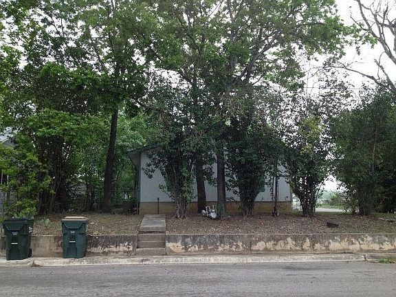 2nd image of 401 Mariposa St