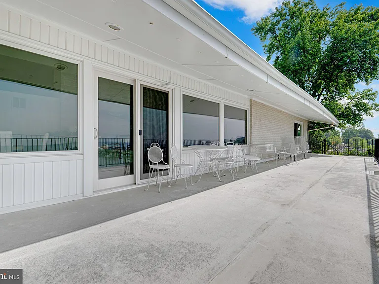 1323 Magnolia Ave — Photo 7