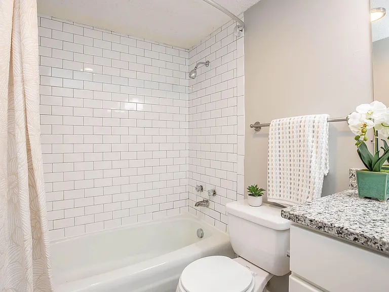 Kingston Pointe Apartments — Photo 30