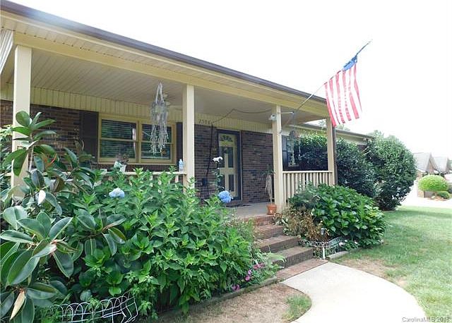 1st image of 2598 Queens Dr