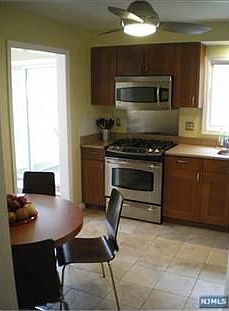 4th image of 35 Essex Pl