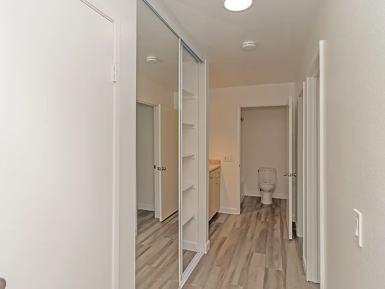 Adams Street Apartments — Photo 31