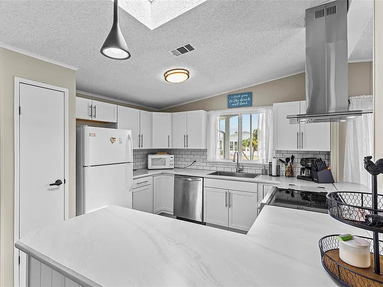 611 La Jolla Cir — Photo 5