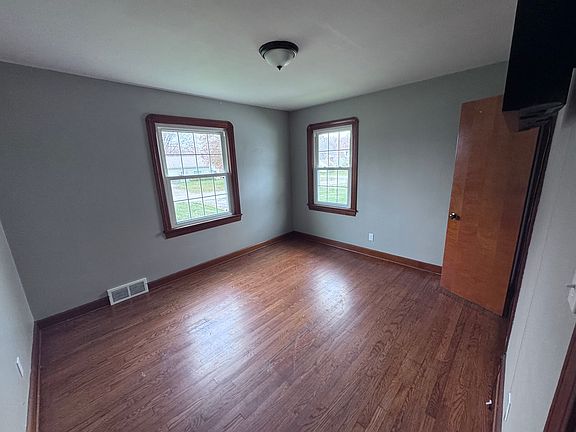 5th image of 429 Tudor Ln