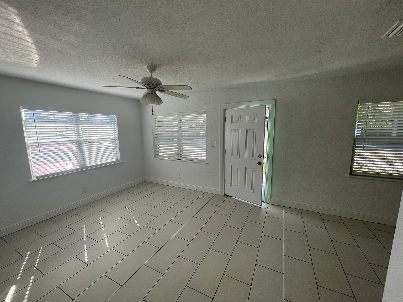 2 bed, 850 sqft, $1,995 — Photo 2