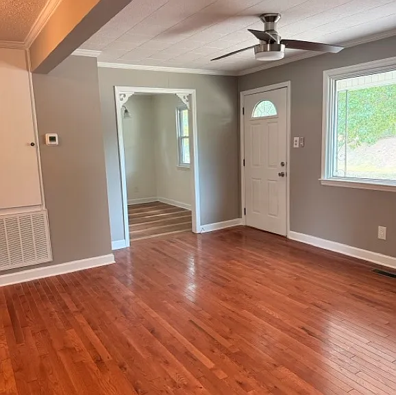 607 E Elm St — Photo 5