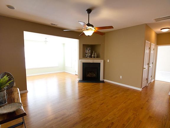 5th image of 822 Woodsford Dr