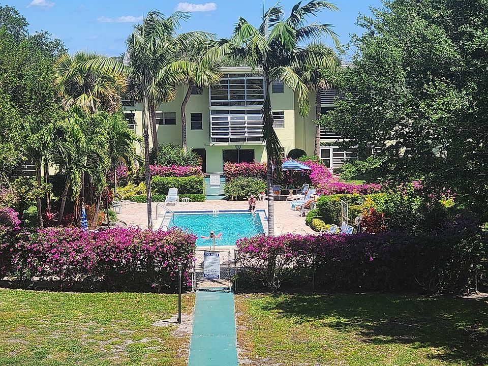 Pool/Courtyard