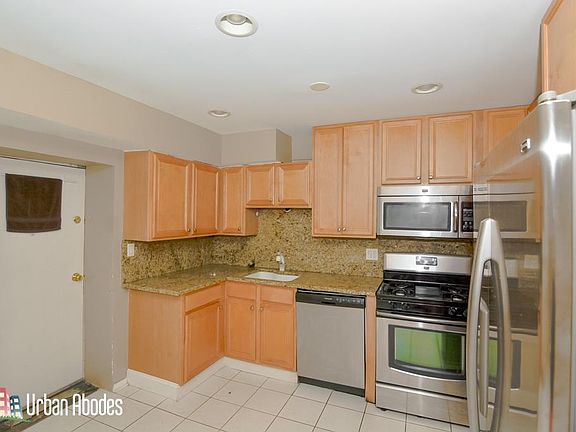 3rd image of 850 W Grace St #Gardens