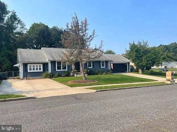 3rd image of 636 Greenbriar Dr
