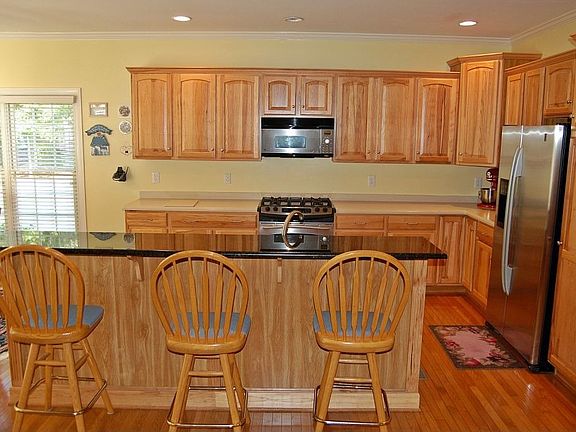 Raised island w/granite & breakfast bar.