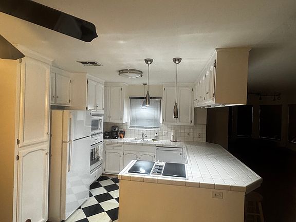 3rd image of 955 W Rialto Ave
