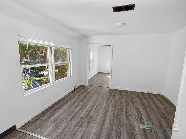 Charming Multi-Unit Living in Prime Northeast Salem Location — Photo 7