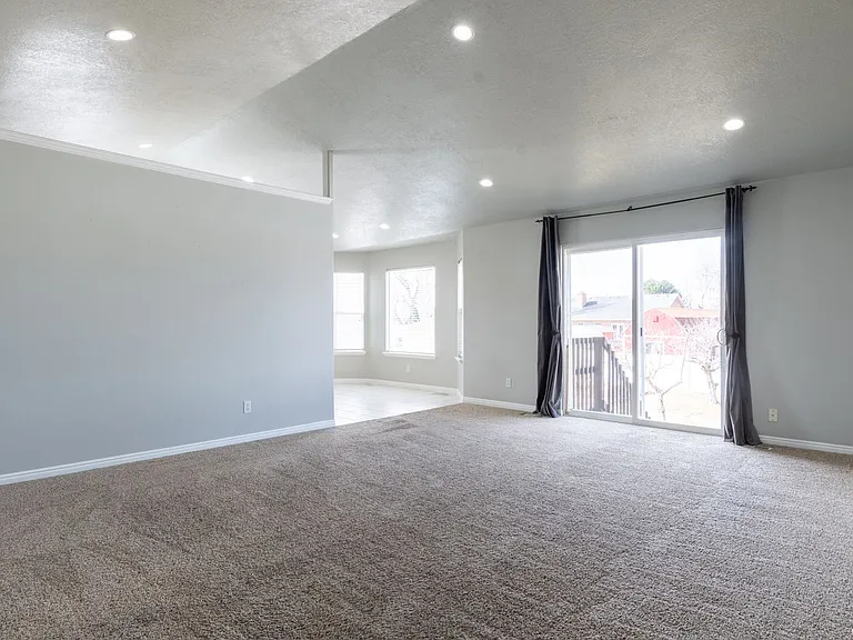 537 N 400 W — Photo 2