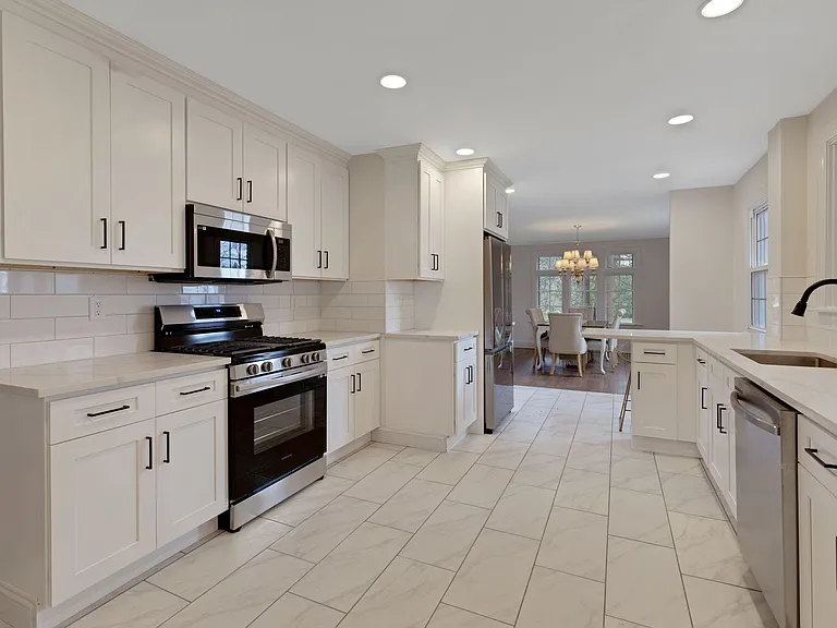 60 Maple Ave — Photo 5