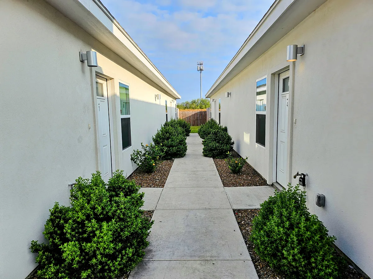 Building Photo - 2919 W Driftwood St #2