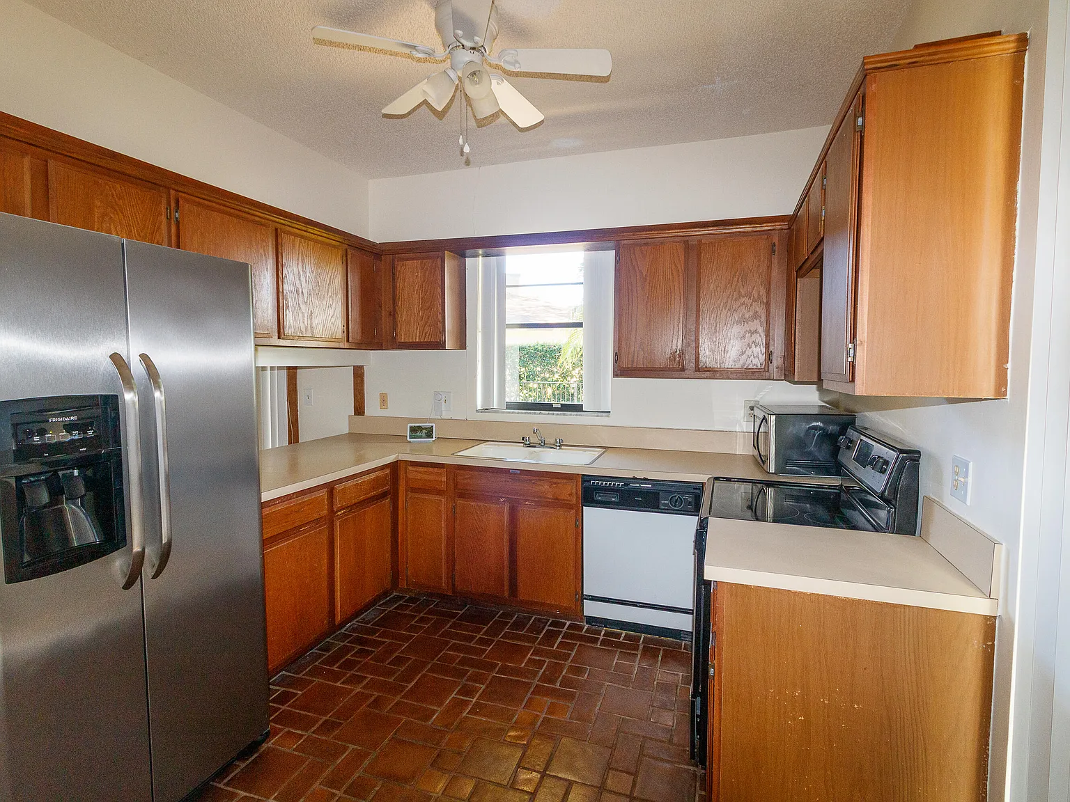 3 bed, 2.0 bath, 2122 sqft, $2,950 — Photo 2