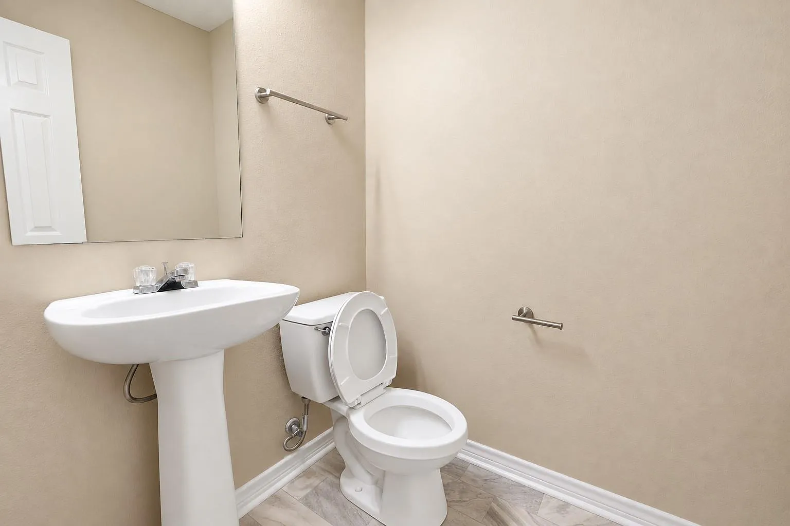 4 bed, 2.5 bath, 2296 sqft, $2,850 — Photo 4
