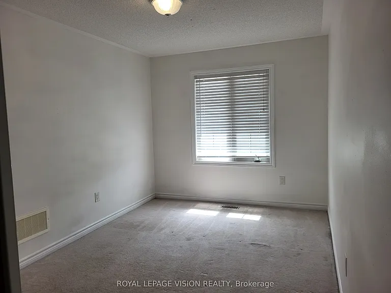715 Agnew Cres #UPPER — Photo 18
