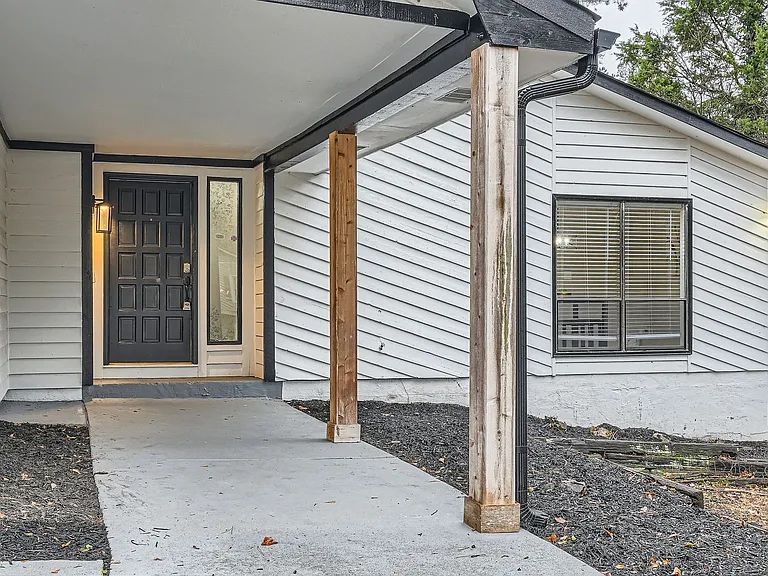 1040 Terramont Dr — Photo 2