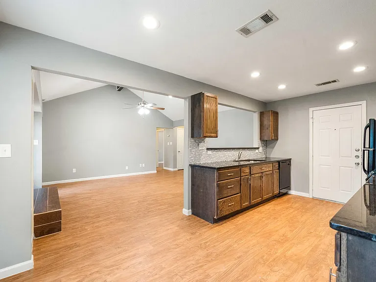 16336 Edgemere Dr — Photo 6