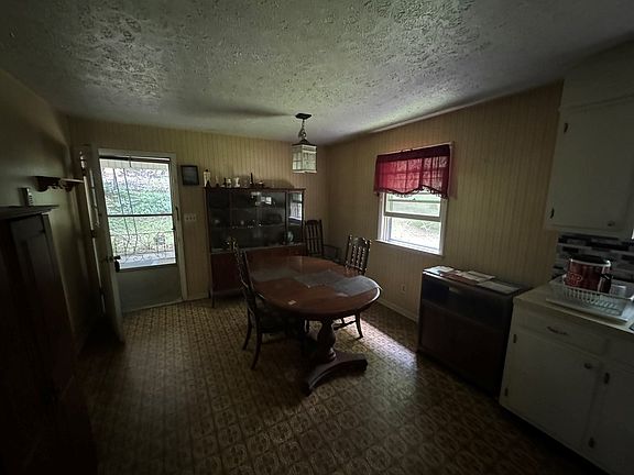 3rd image of 195 Rosewood Ln