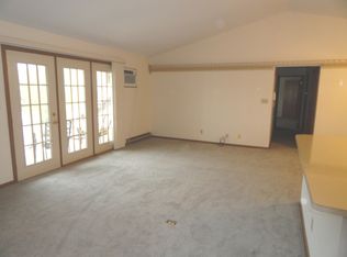 4221 S Ridgewood Ln #422, Greenfield, WI 53221