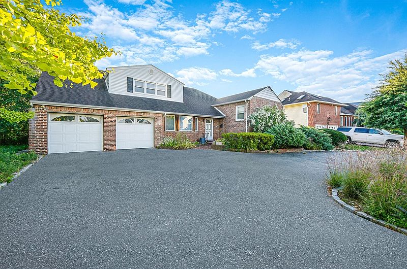 1st image of 2819 Bay Dr